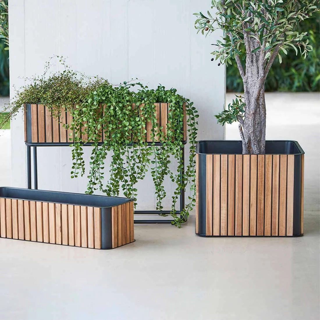 Cane-Line Combine Pflanzgefäß 53x53x40cm Teak/Alu Natur/Lava Grey 4 Cane-Line Combine Pflanzgefäß 53x53x40cm Teak/Alu Natur/Lava Grey – Bild 2