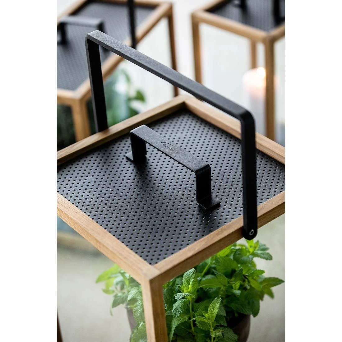 Cane-Line Lighthouse Laterne 33x33x54 Cm Teak/Aluminium Natur/Lava Grey 5 Cane-Line Lighthouse Laterne 33x33x54 Cm Teak/Aluminium Natur/Lava Grey – Bild 3