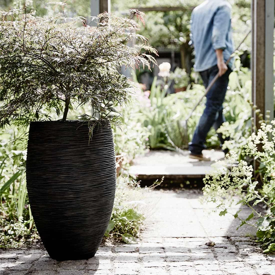 Capi Rib Pflanztopf Ø45x72cm Kunststoff Schwarz 4 Capi Rib Pflanztopf Ø45x72cm Kunststoff Schwarz – Bild 2